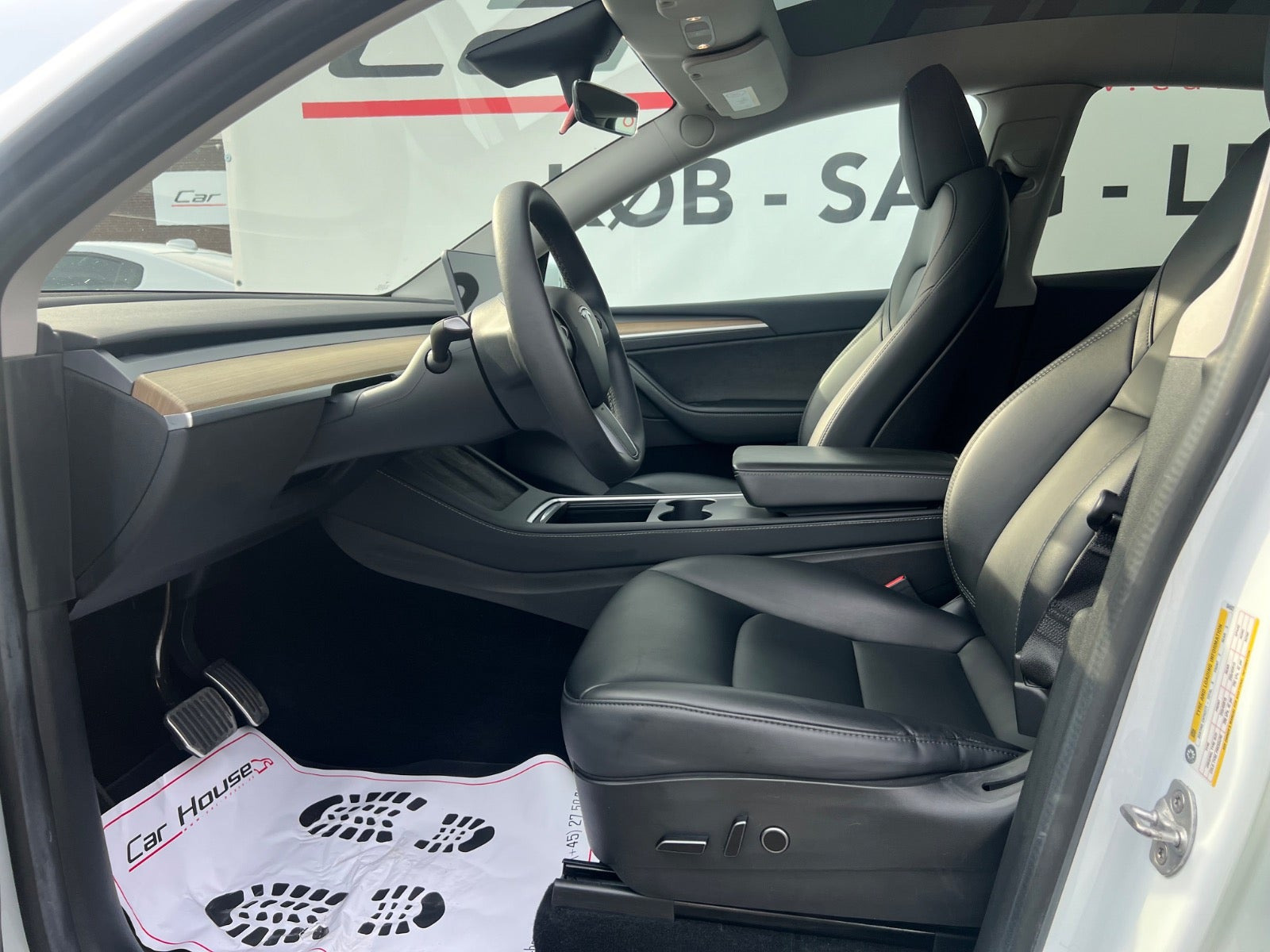 Hvid Tesla Model Y fra 2022