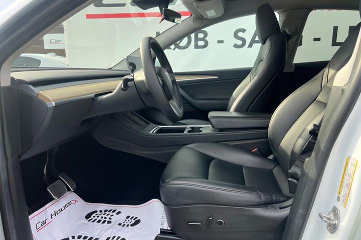 Hvid Tesla Model Y fra 2022