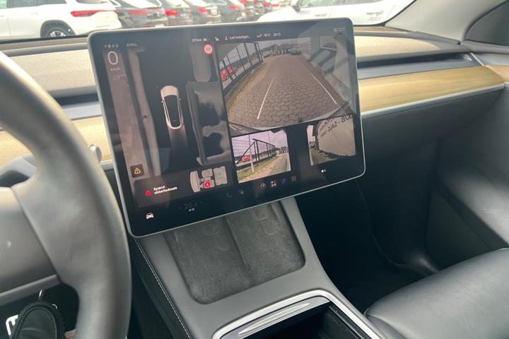 Hvid Tesla Model Y fra 2022