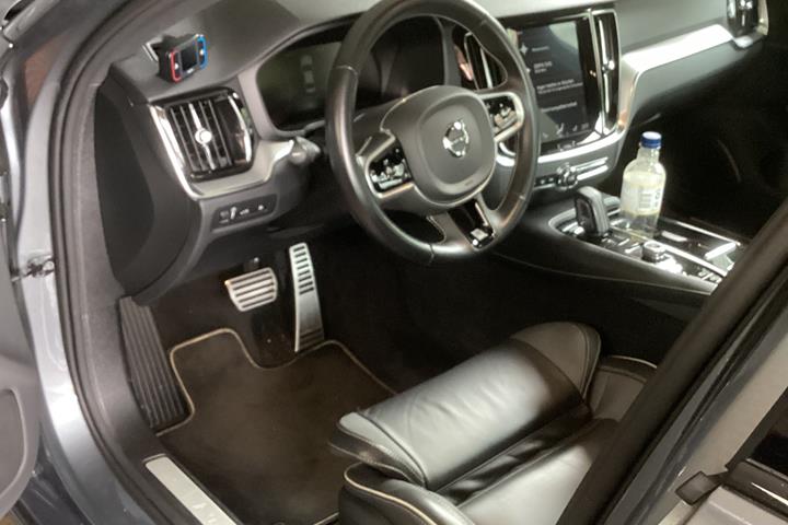 Grå Volvo S60 fra 2020