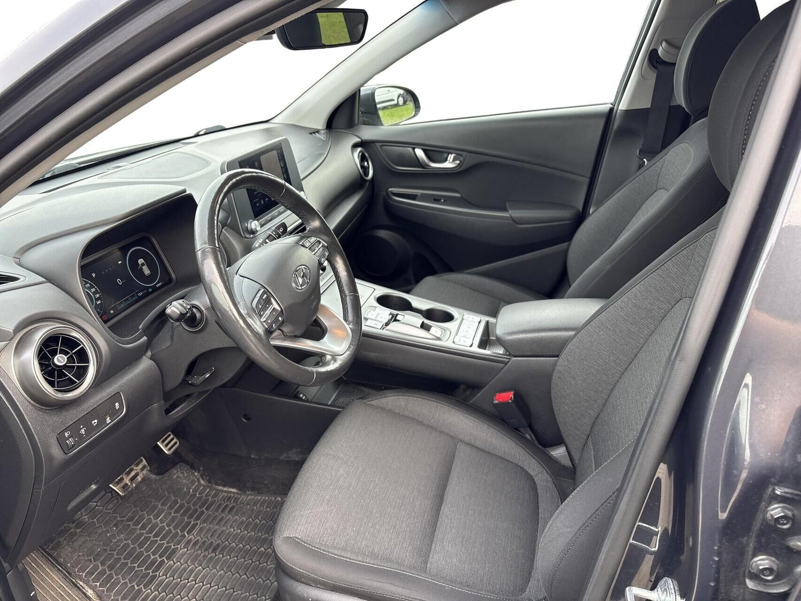Grå Hyundai Kona fra 2021