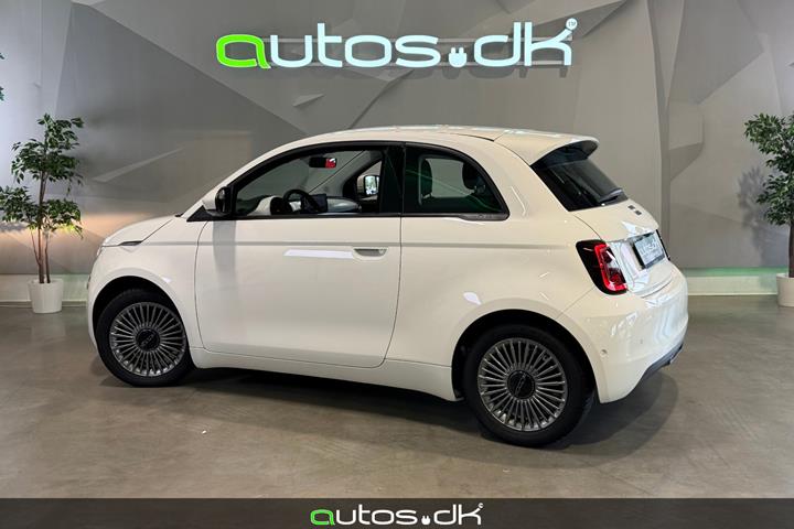 Hvid Fiat 500e fra 2024