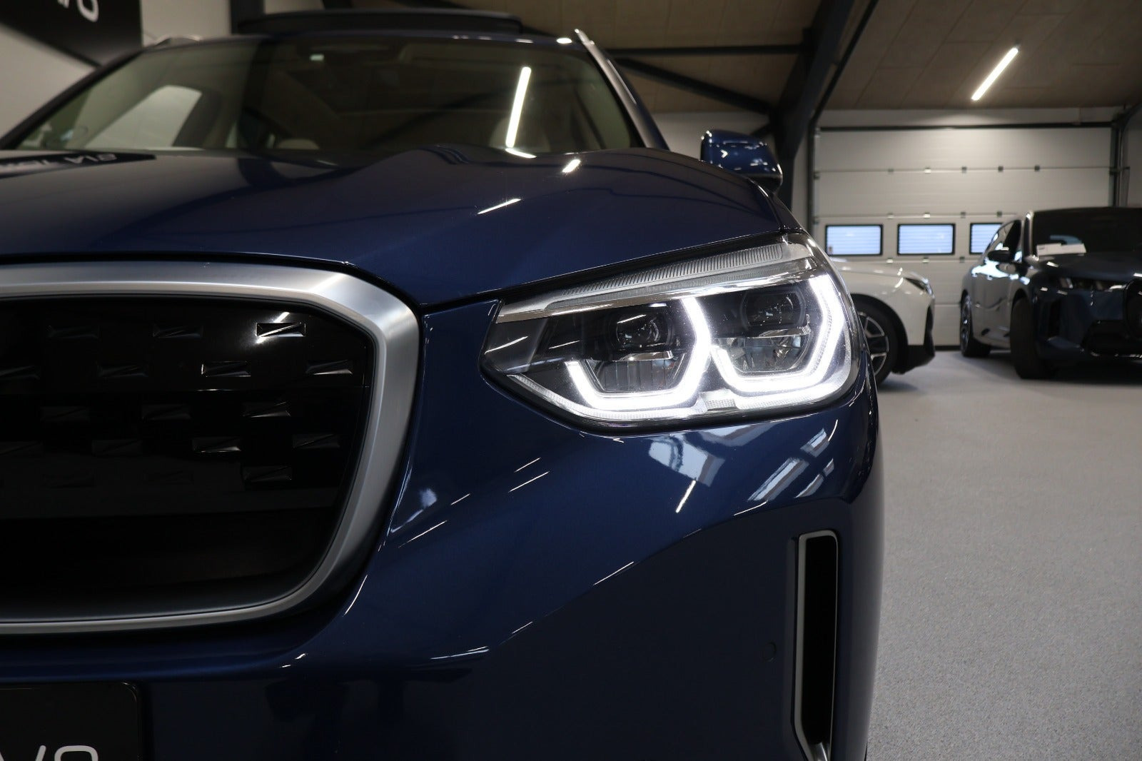Blå BMW iX3 fra 2021
