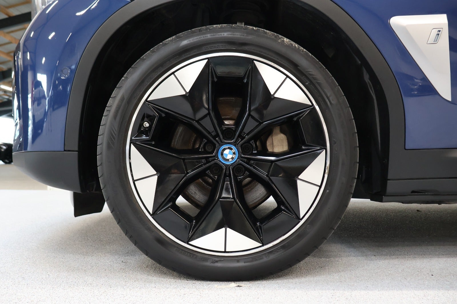 Blå BMW iX3 fra 2021