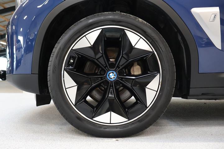 Blå BMW iX3 fra 2021