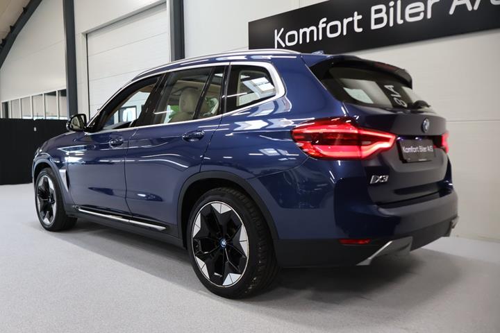 Blå BMW iX3 fra 2021