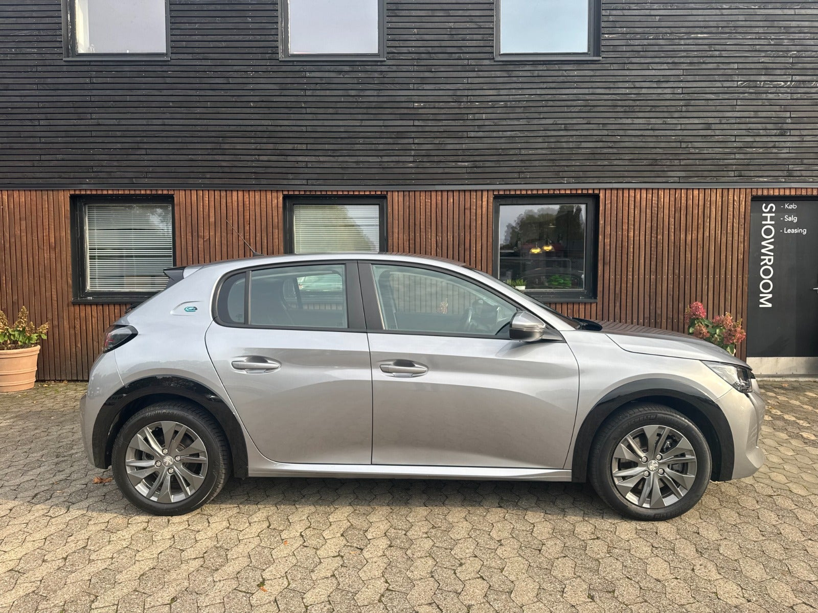 Grå Peugeot e-208 fra 2022
