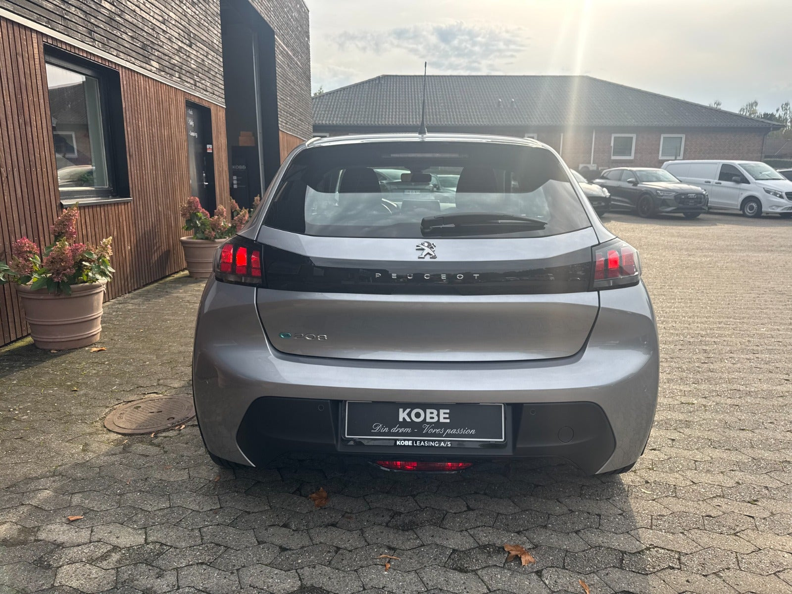 Grå Peugeot e-208 fra 2022