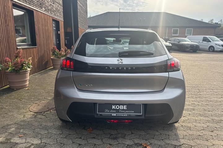 Grå Peugeot e-208 fra 2022