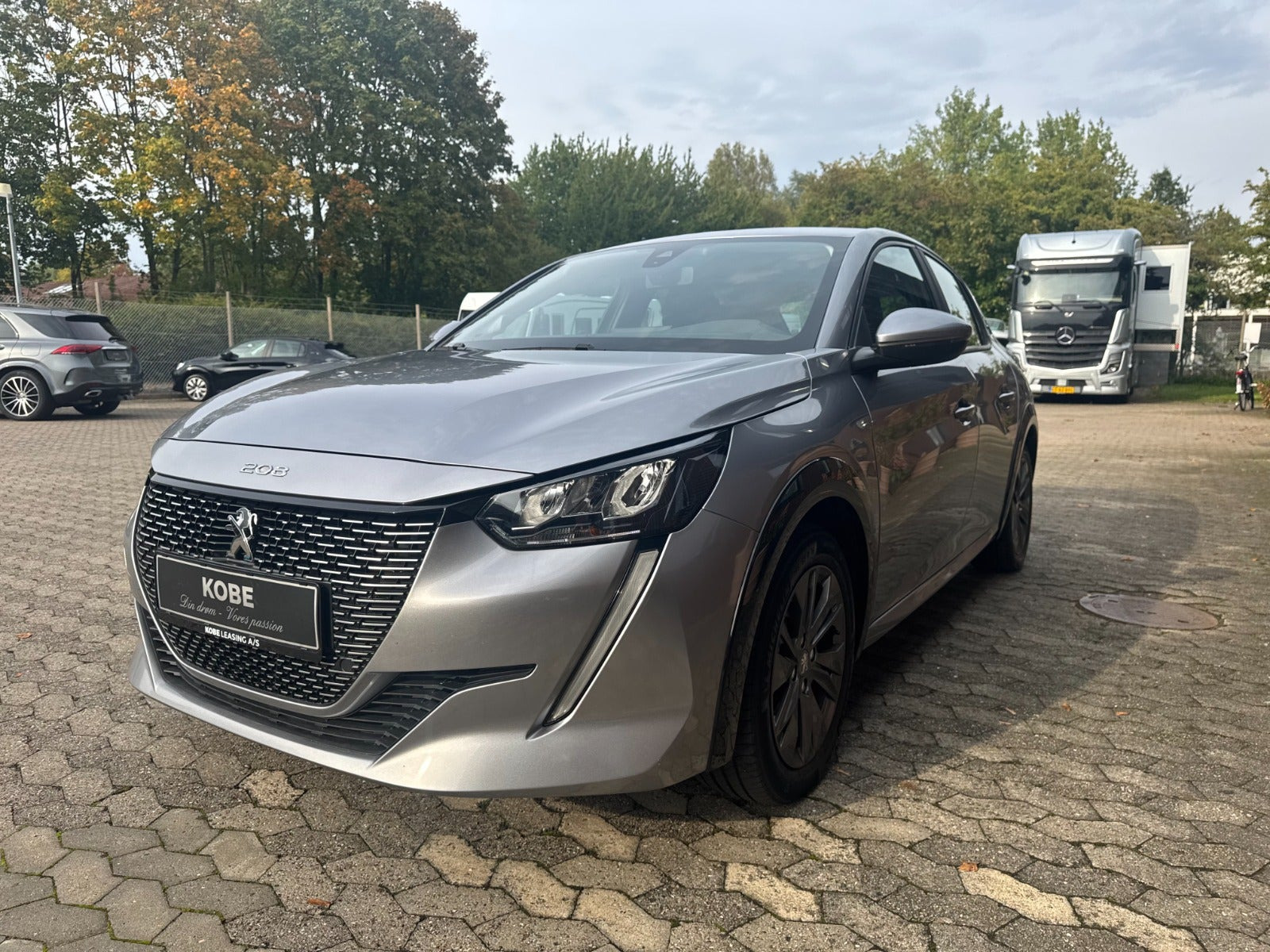 Grå Peugeot e-208 fra 2022