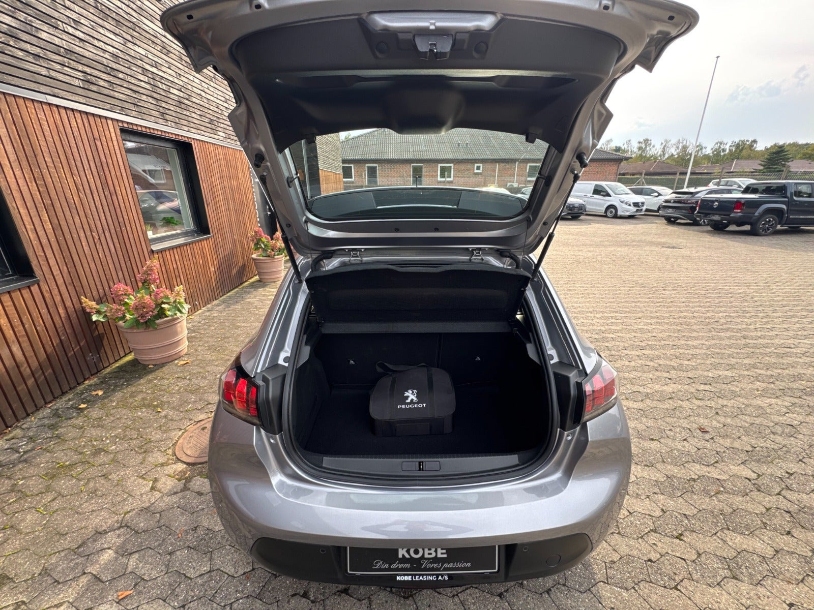 Grå Peugeot e-208 fra 2022