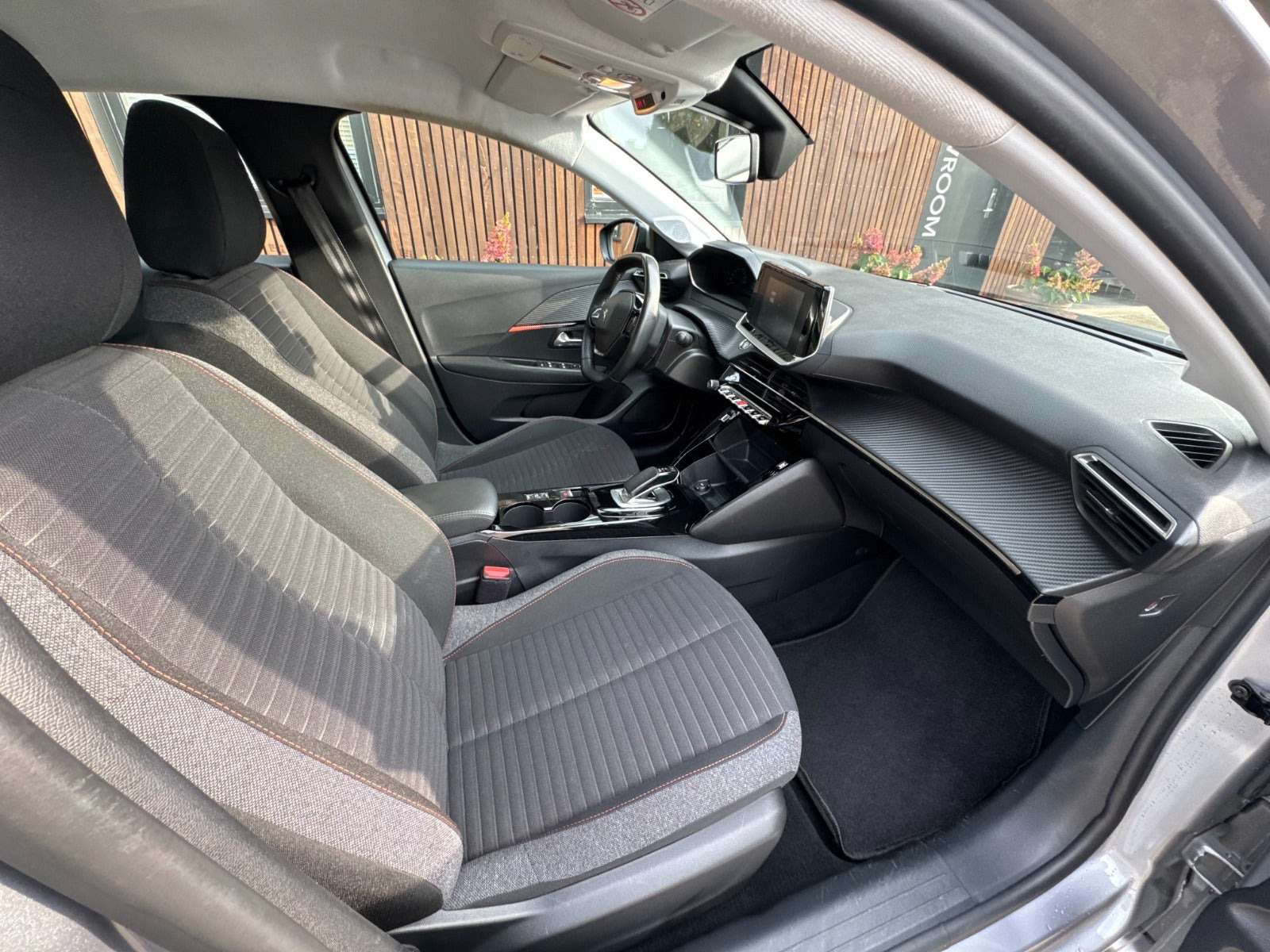 Grå Peugeot e-208 fra 2022