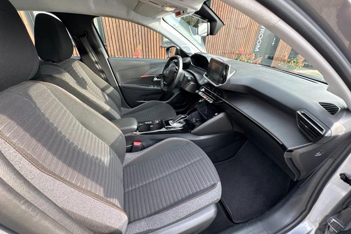 Grå Peugeot e-208 fra 2022