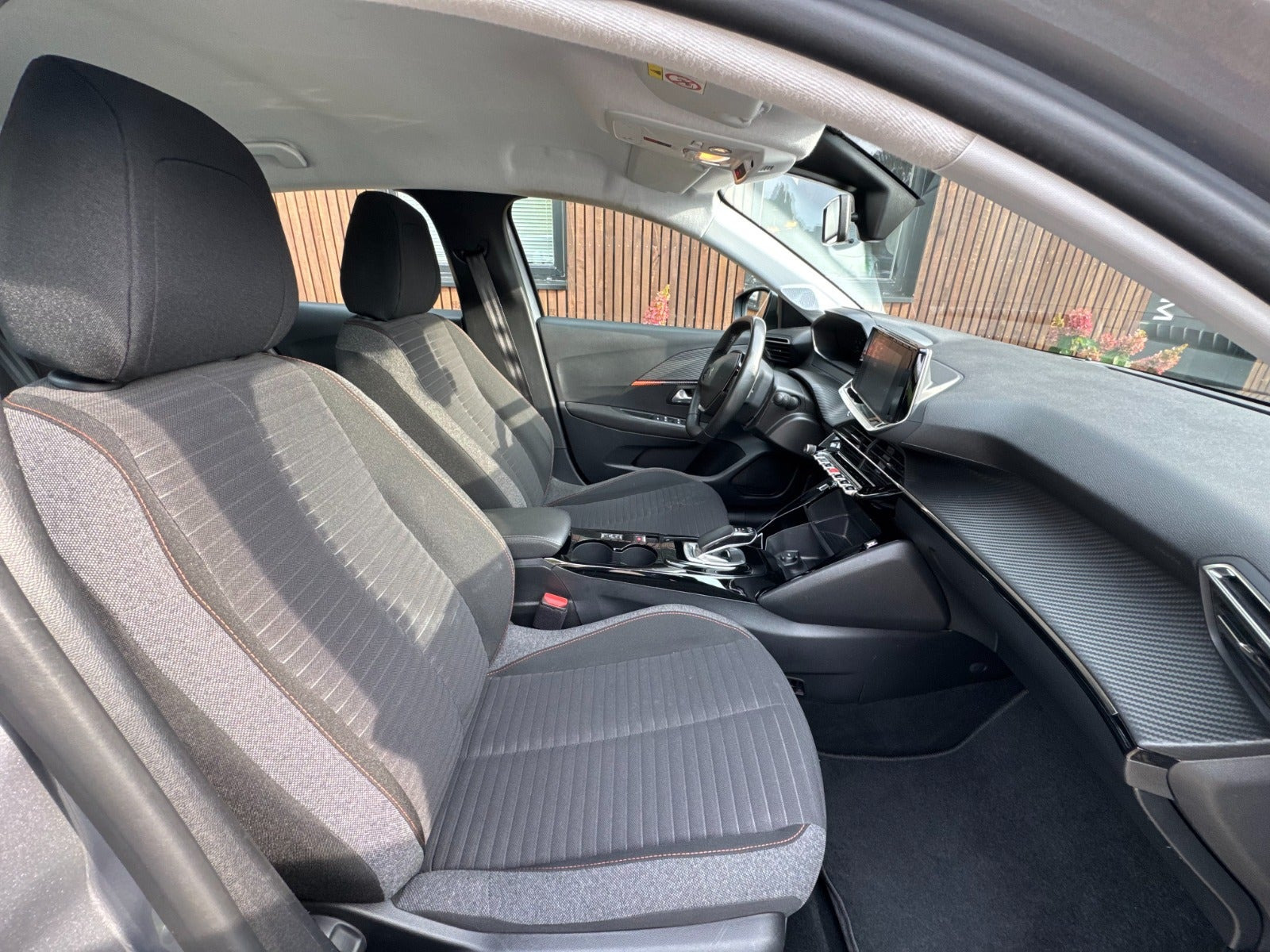 Grå Peugeot e-208 fra 2022