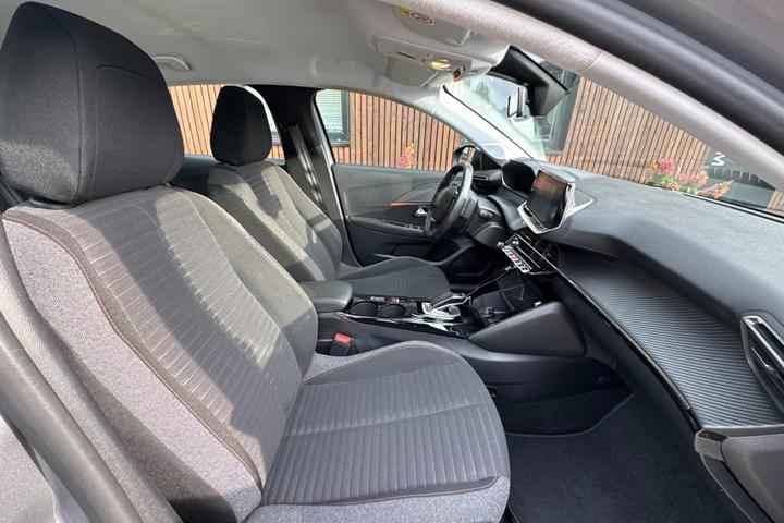 Grå Peugeot e-208 fra 2022