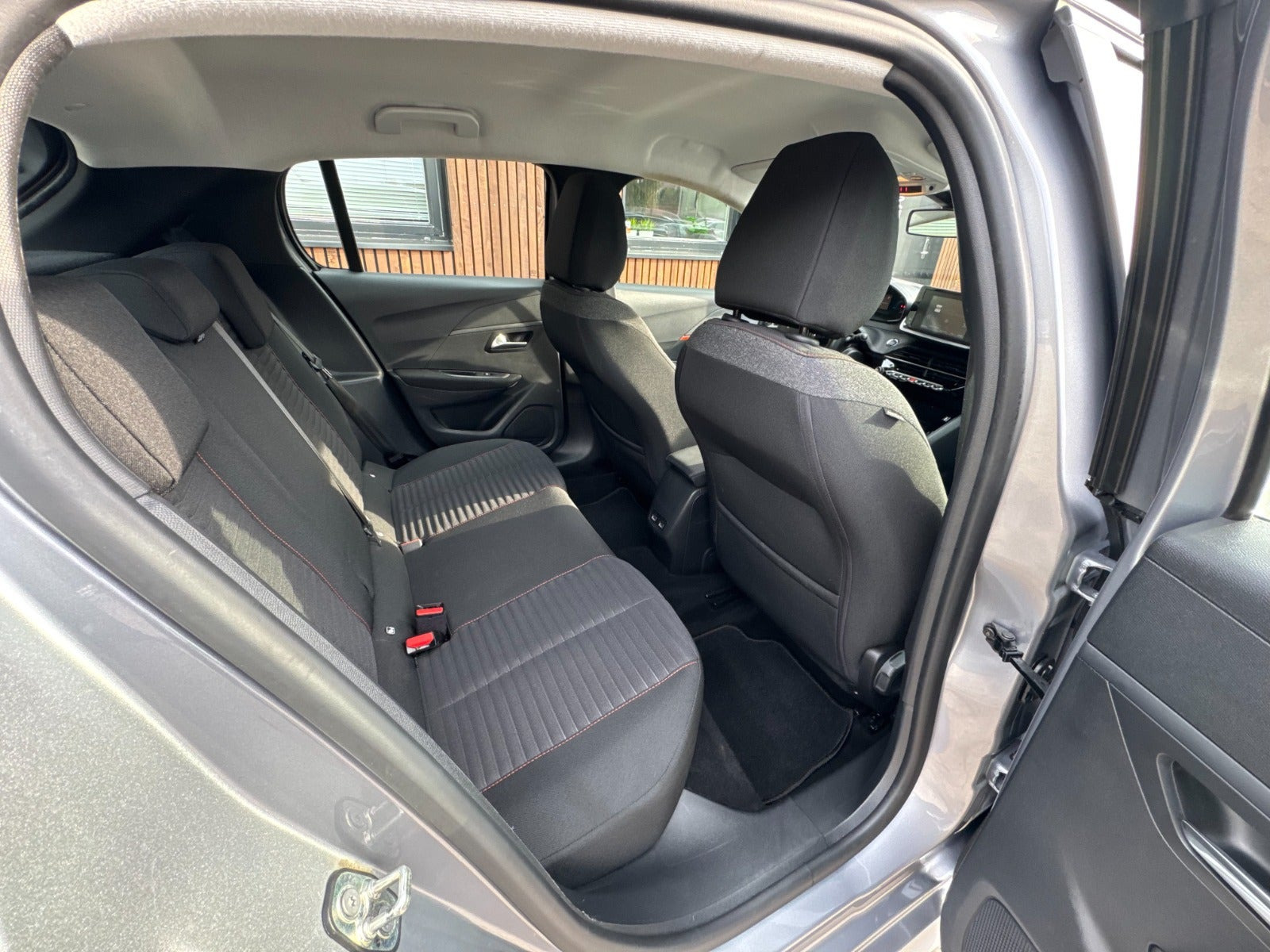 Grå Peugeot e-208 fra 2022