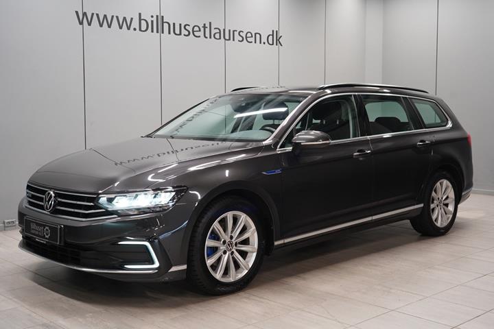 Grå VW Passat fra 2021