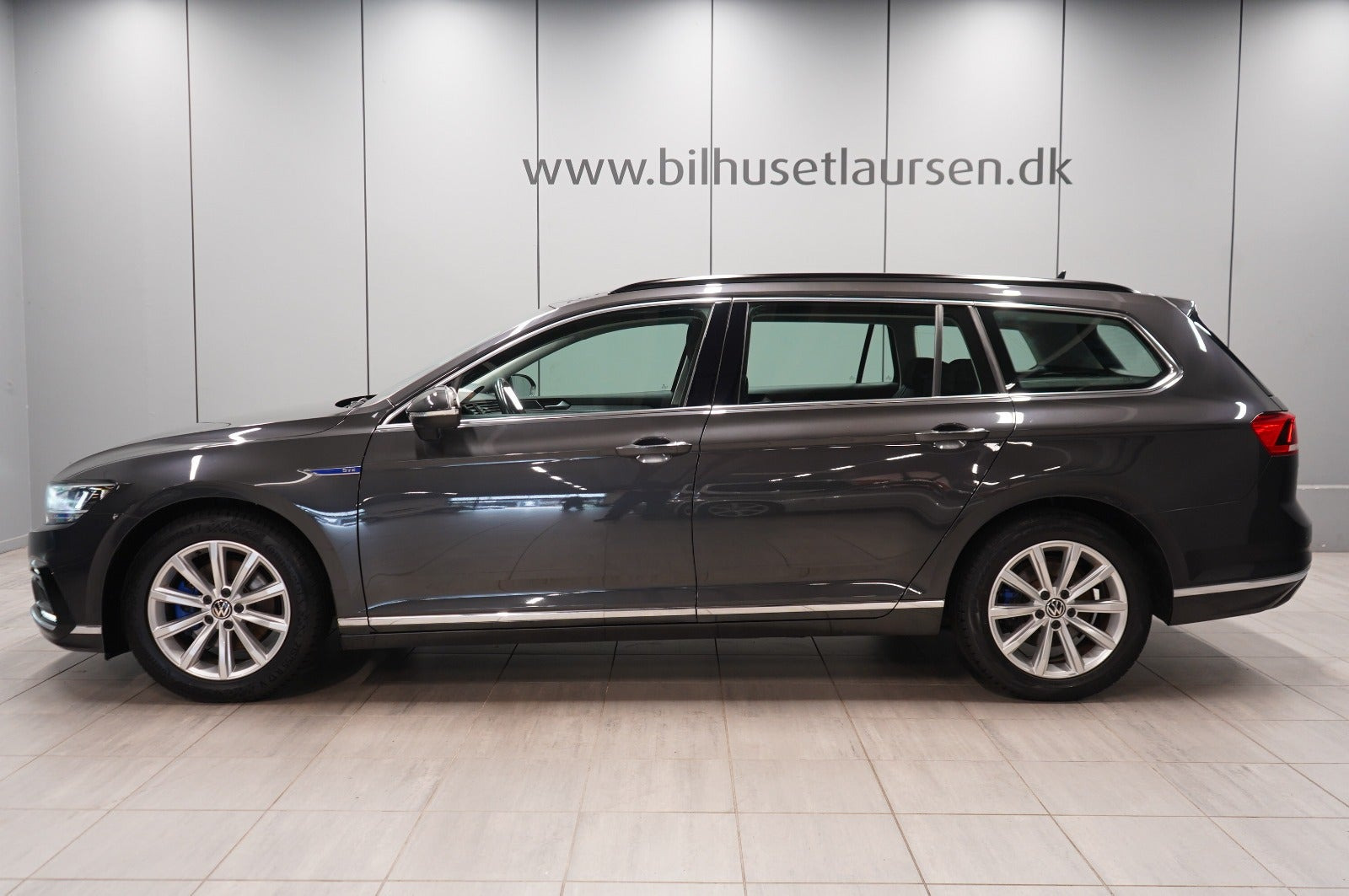 Grå VW Passat fra 2021