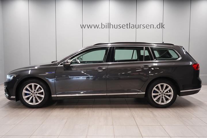 Grå VW Passat fra 2021
