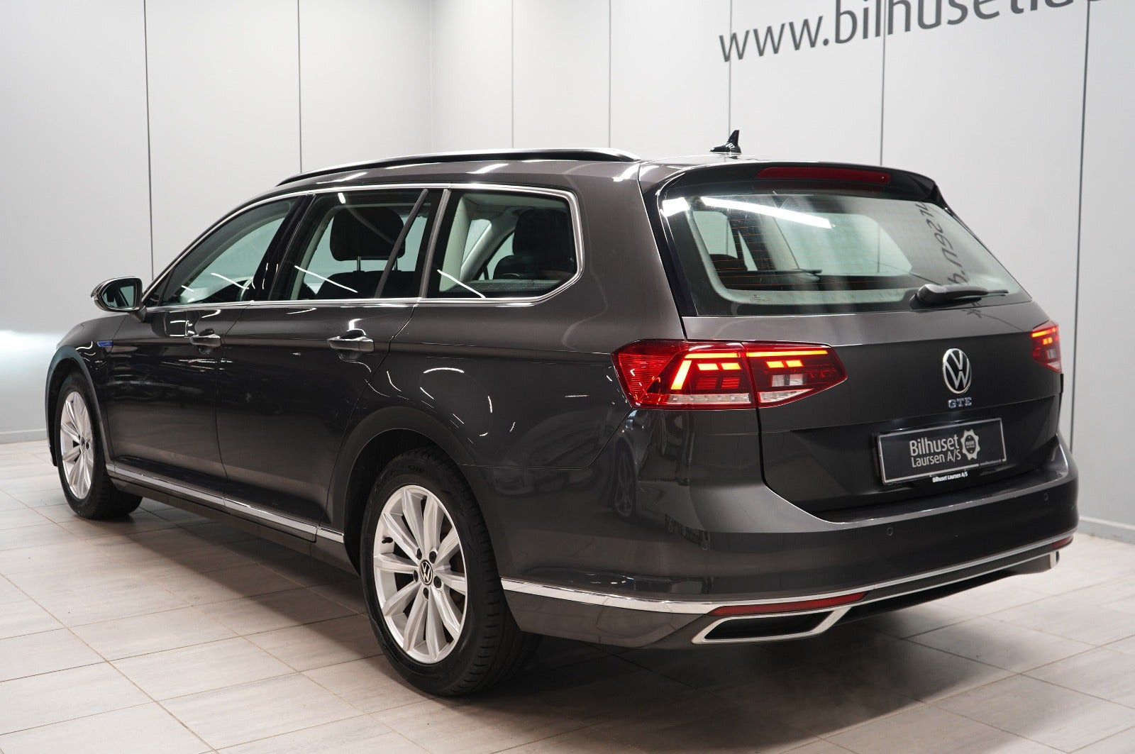 Grå VW Passat fra 2021