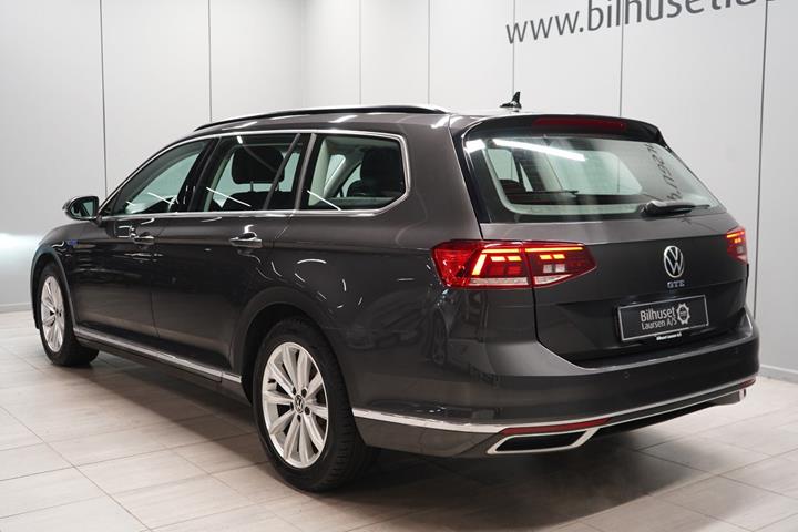 Grå VW Passat fra 2021