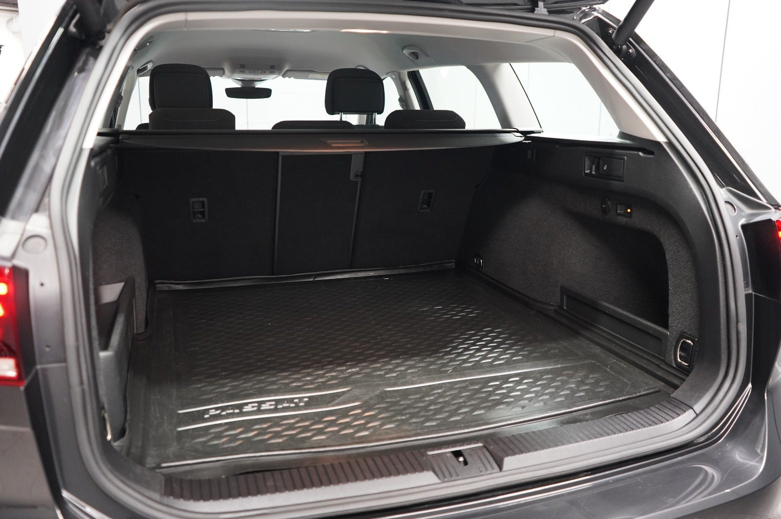 Grå VW Passat fra 2021