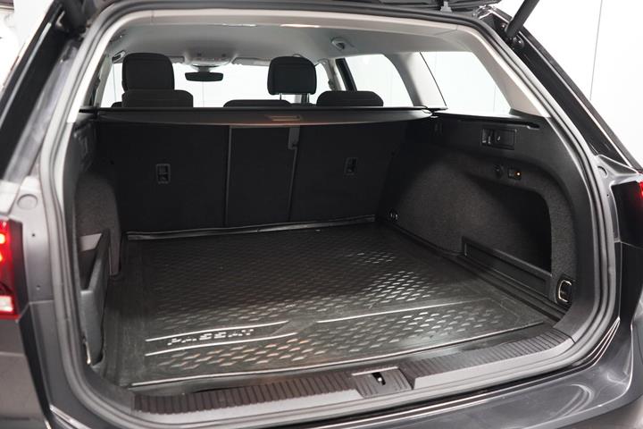 Grå VW Passat fra 2021