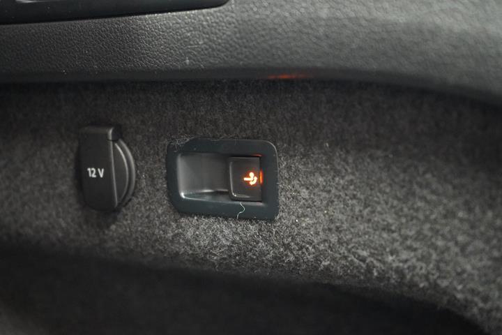 Grå VW Passat fra 2021