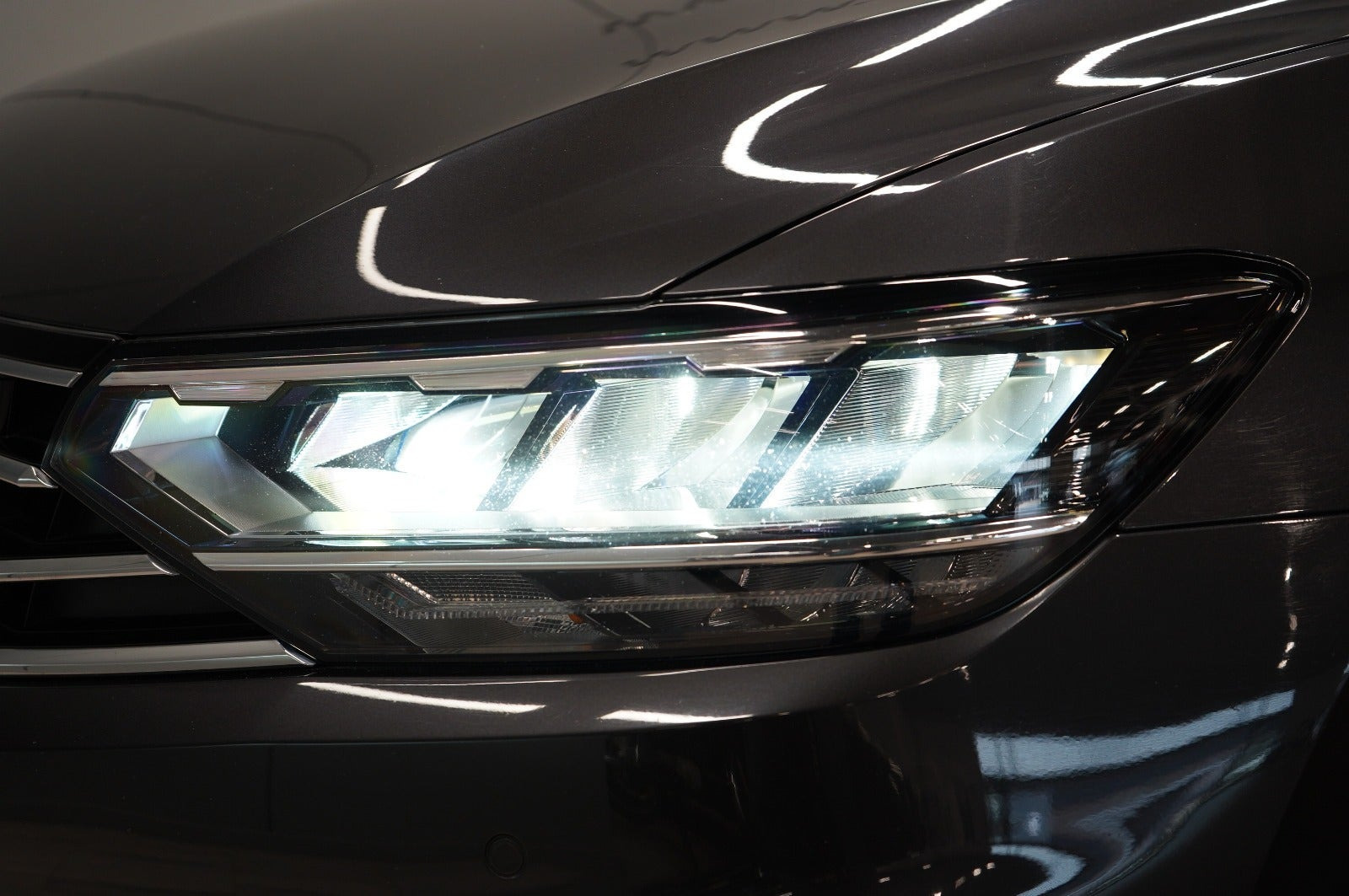 Grå VW Passat fra 2021