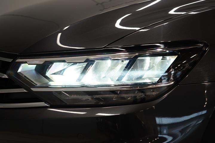 Grå VW Passat fra 2021