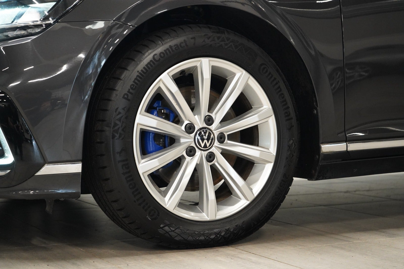 Grå VW Passat fra 2021