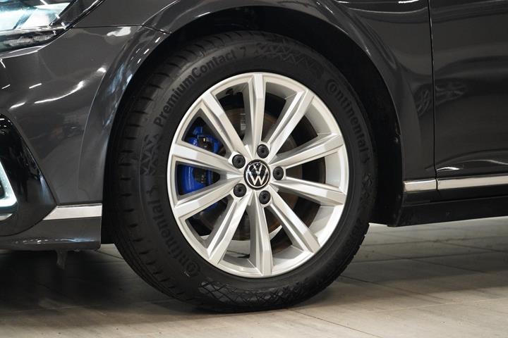 Grå VW Passat fra 2021
