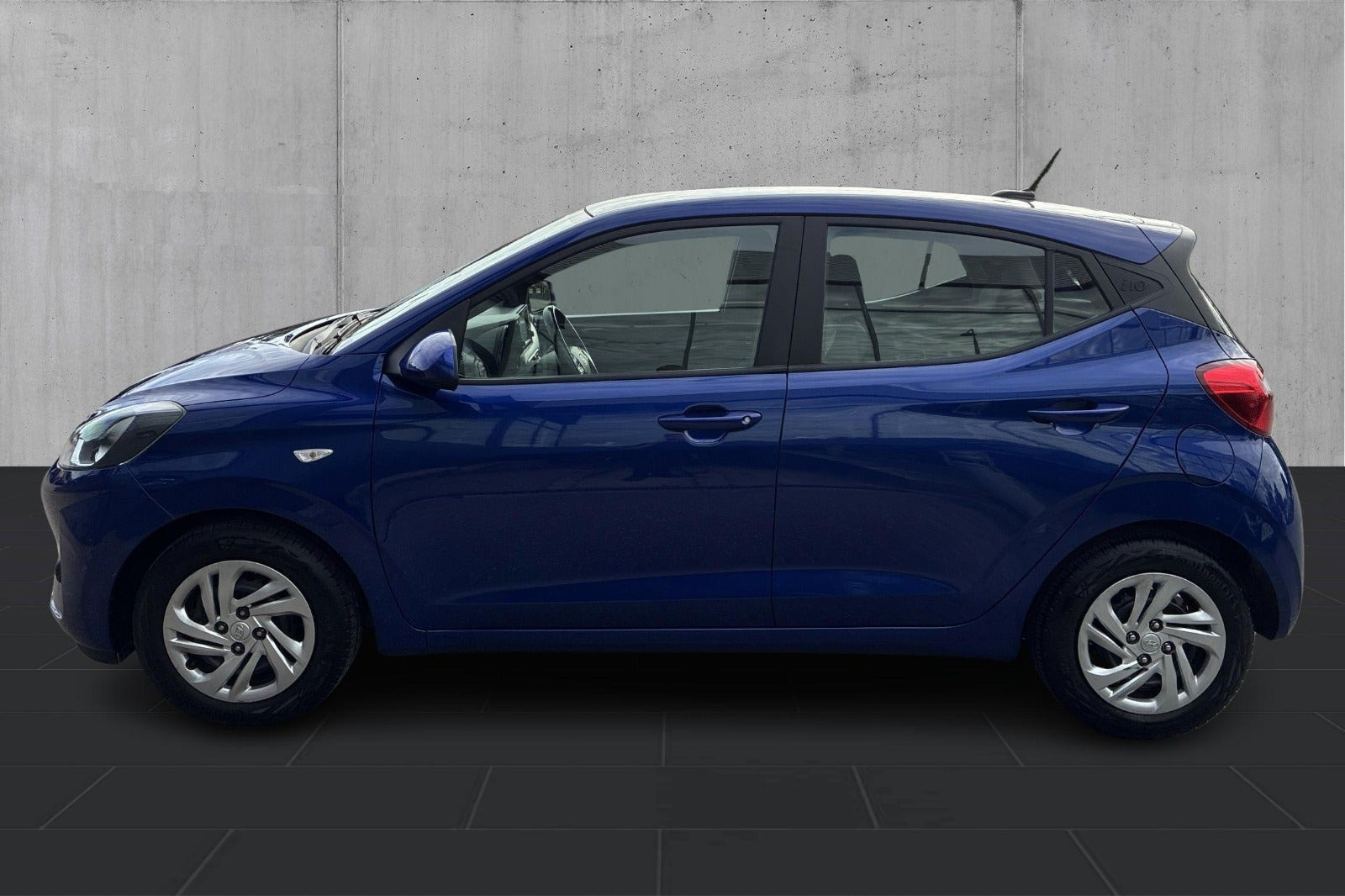 Blå Hyundai i10 fra 2021