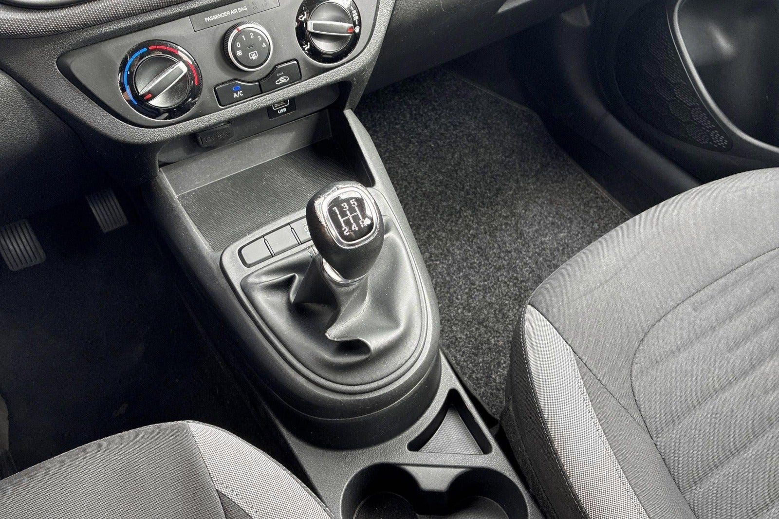 Blå Hyundai i10 fra 2021