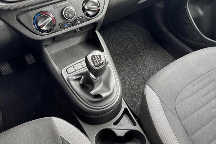 Blå Hyundai i10 fra 2021