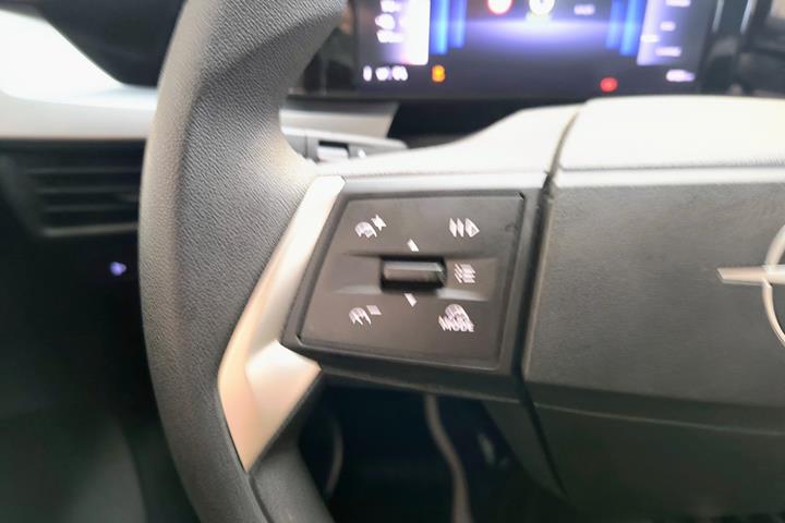 Sølv Opel Frontera fra 2025