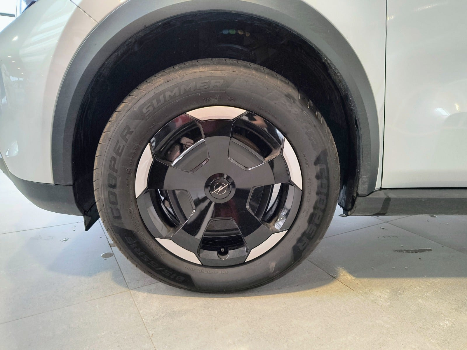 Sølv Opel Frontera fra 2025