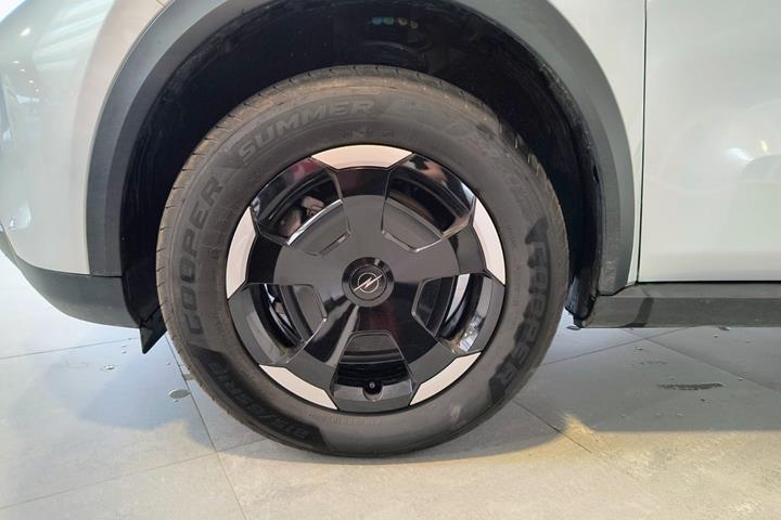 Sølv Opel Frontera fra 2025