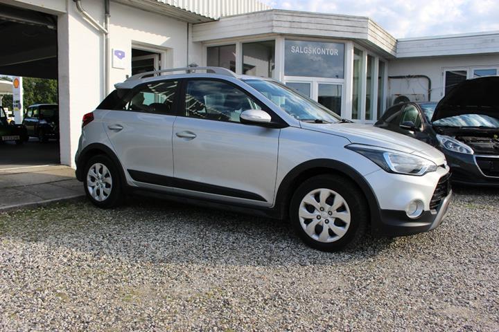 Sølv Hyundai i20 Active Cross fra 2017