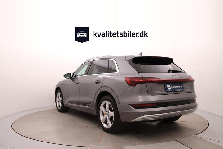 Grå Audi e-tron fra 2020