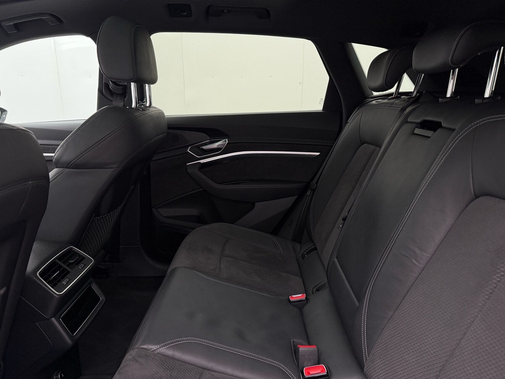 Grå Audi e-tron fra 2020