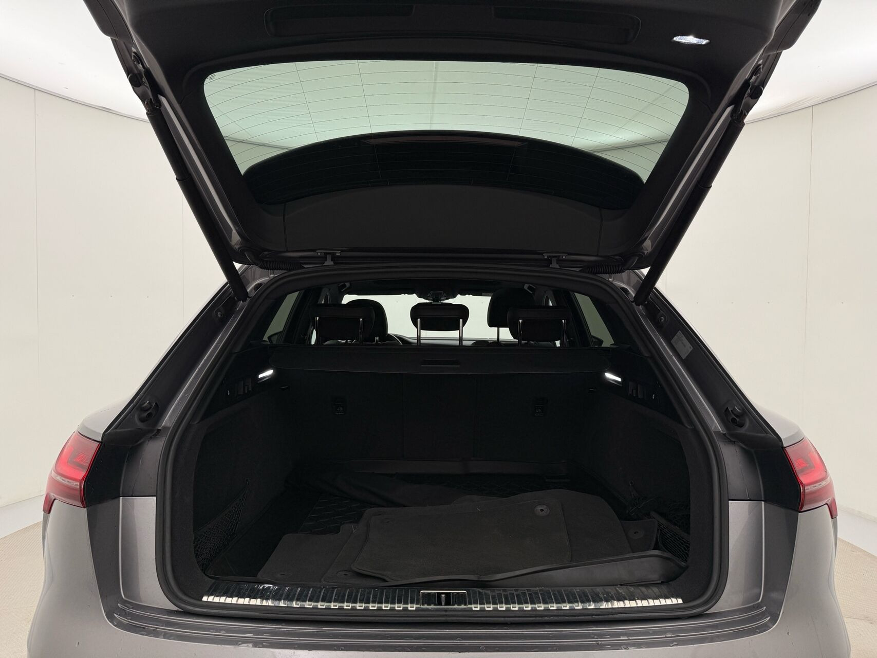 Grå Audi e-tron fra 2020