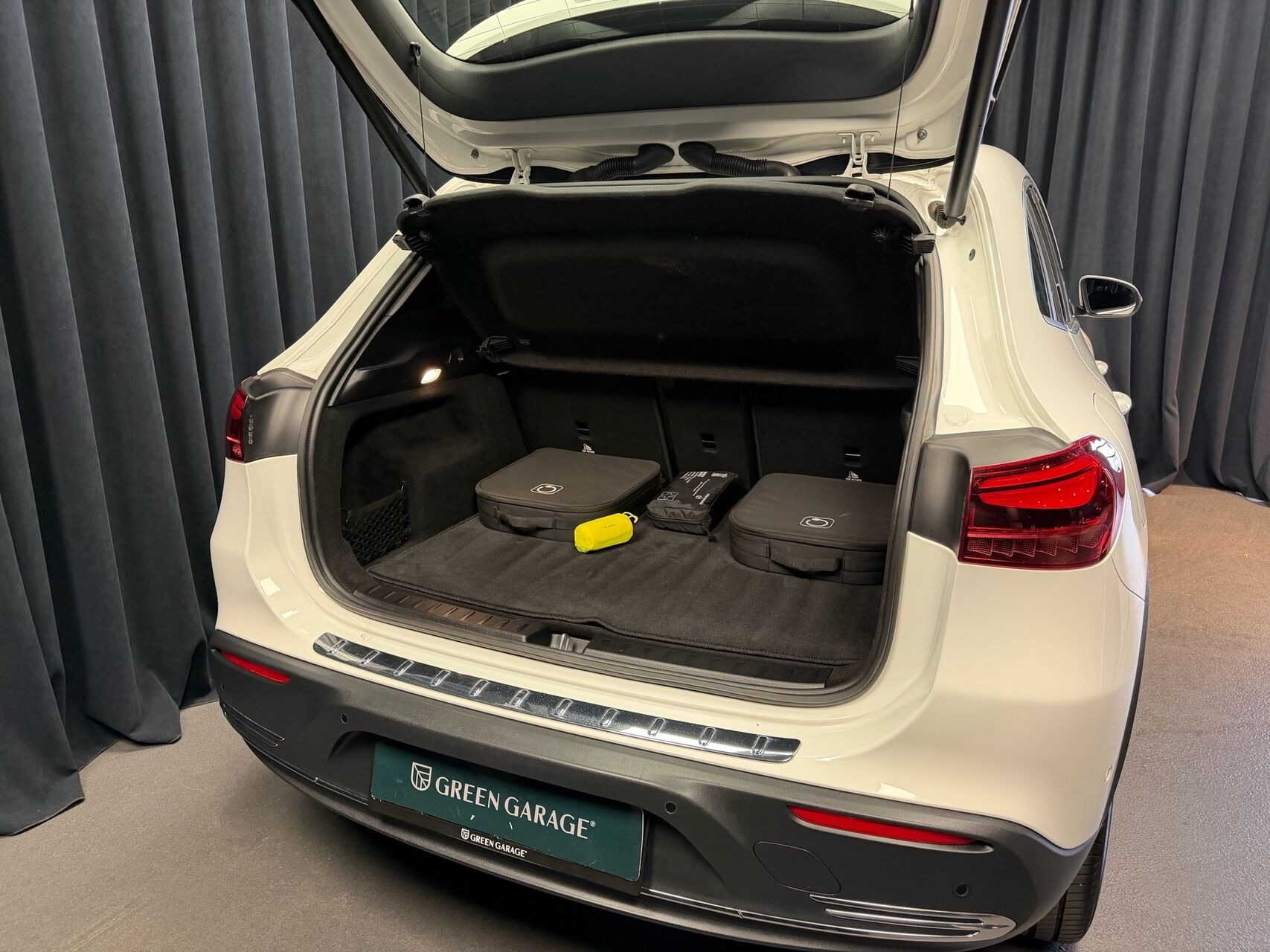 Hvid Mercedes EQA250+ fra 2024