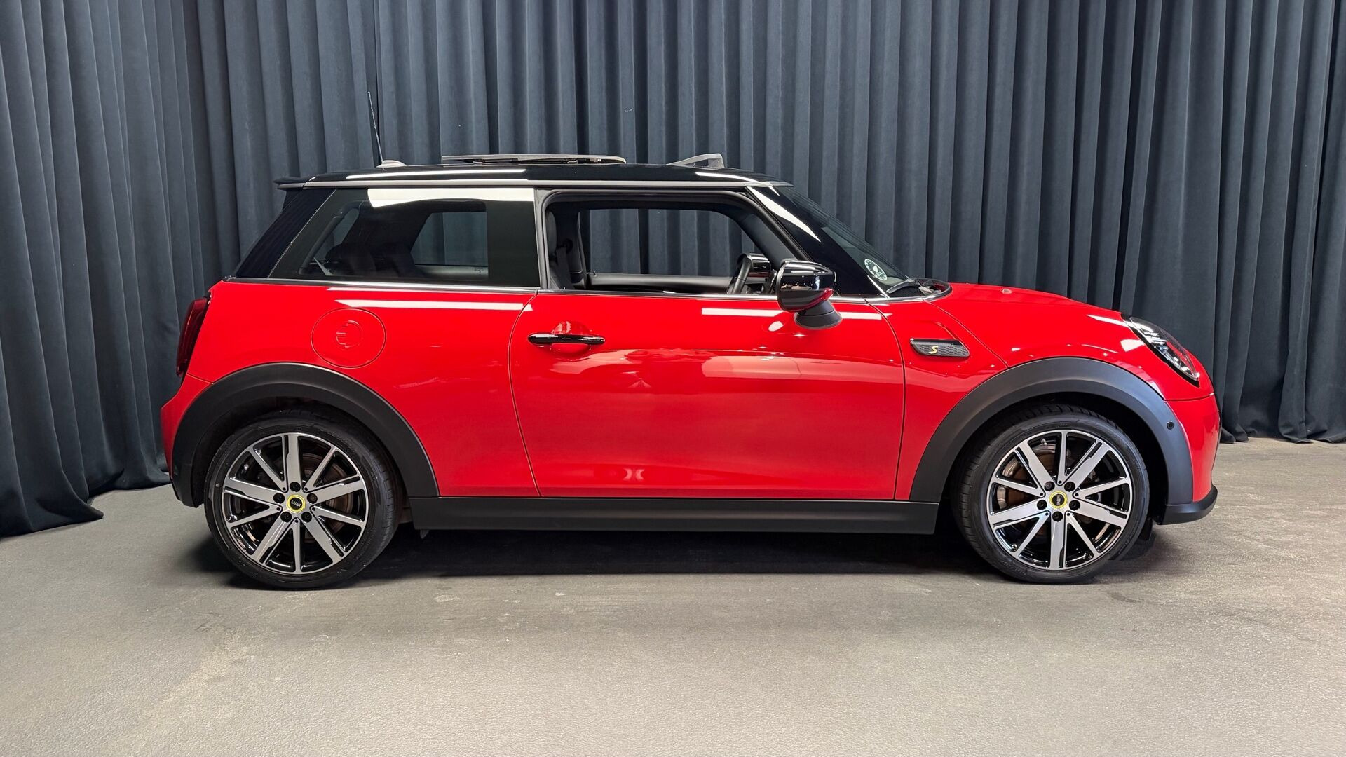Rød Mini Cooper fra 2023