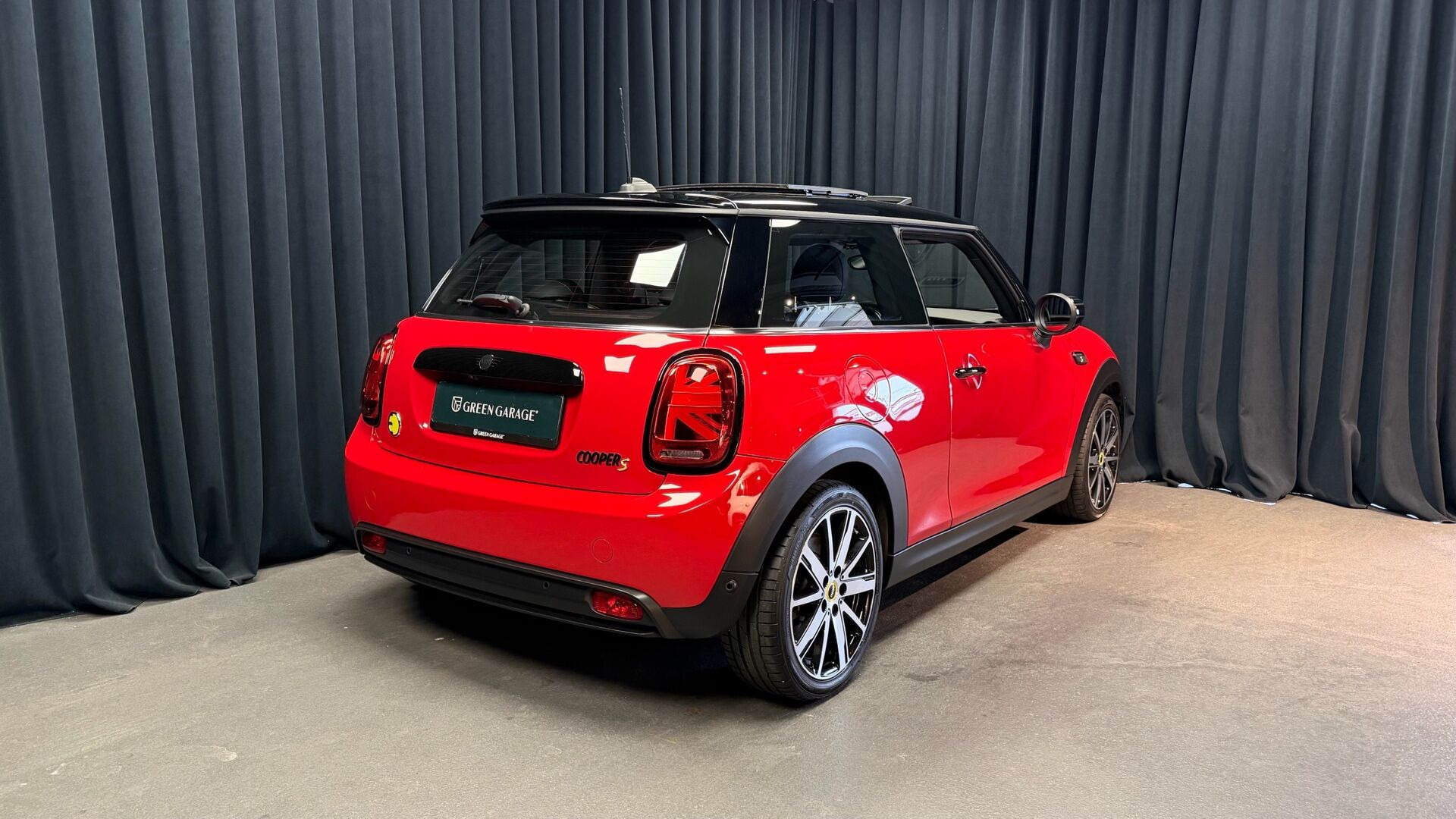Rød Mini Cooper fra 2023