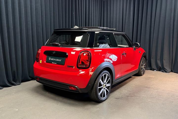 Rød Mini Cooper fra 2023