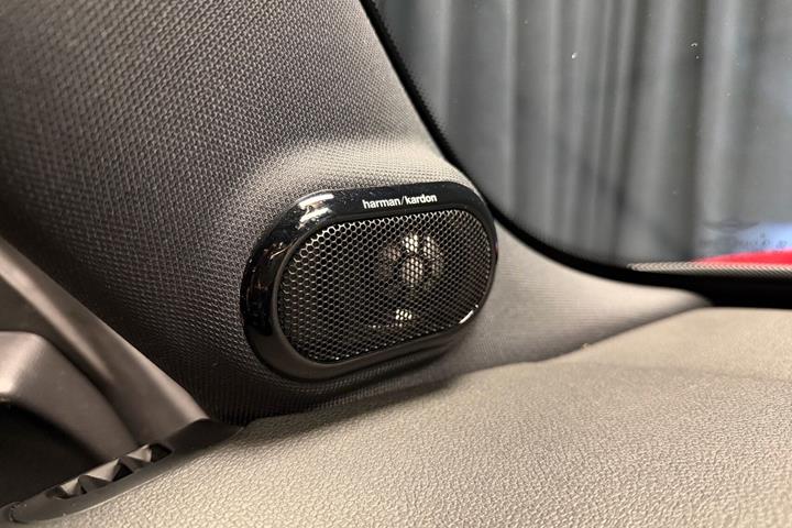 Rød Mini Cooper fra 2023