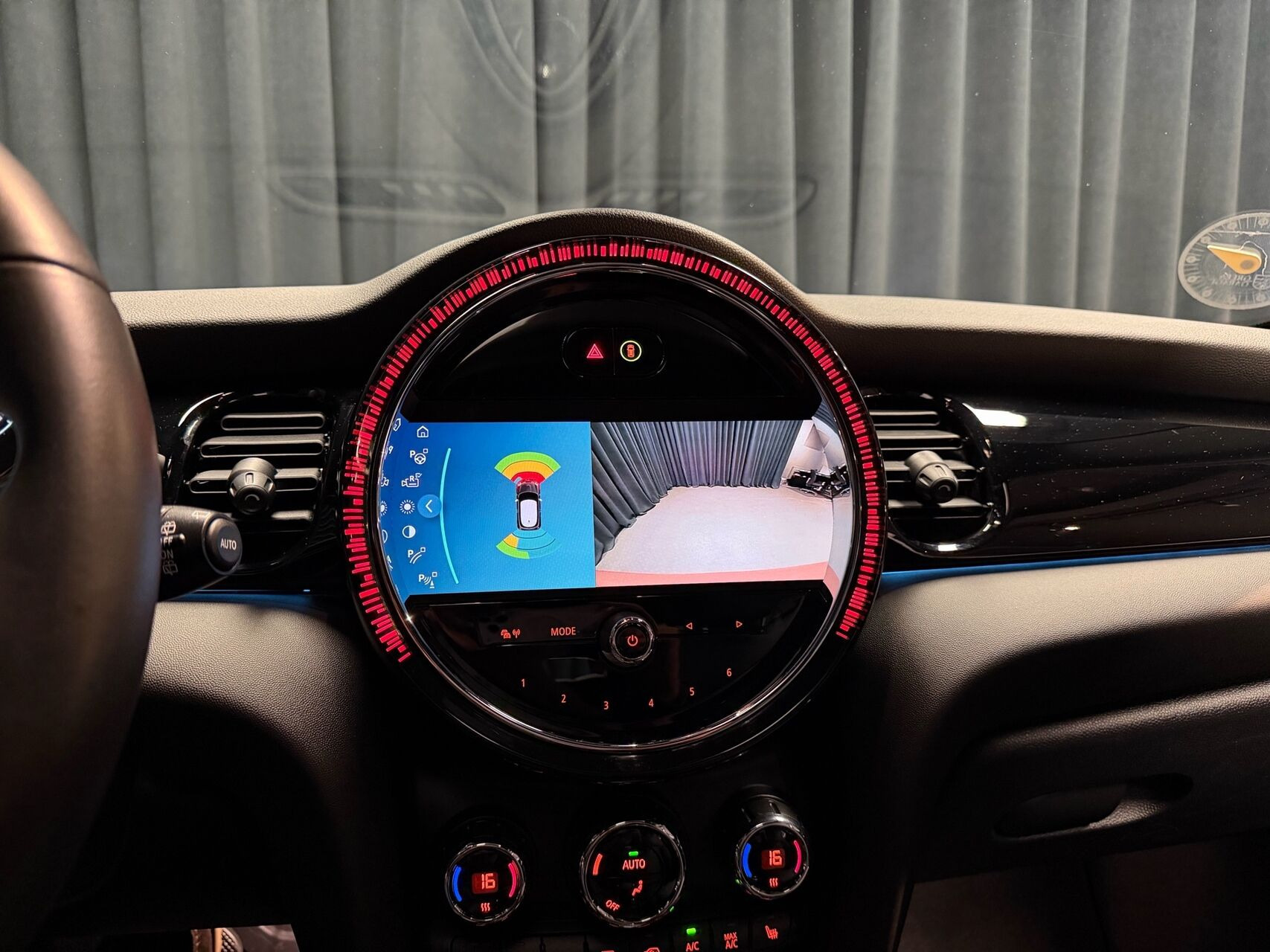 Rød Mini Cooper fra 2023