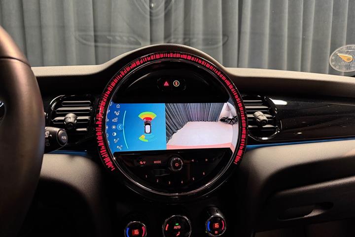Rød Mini Cooper fra 2023