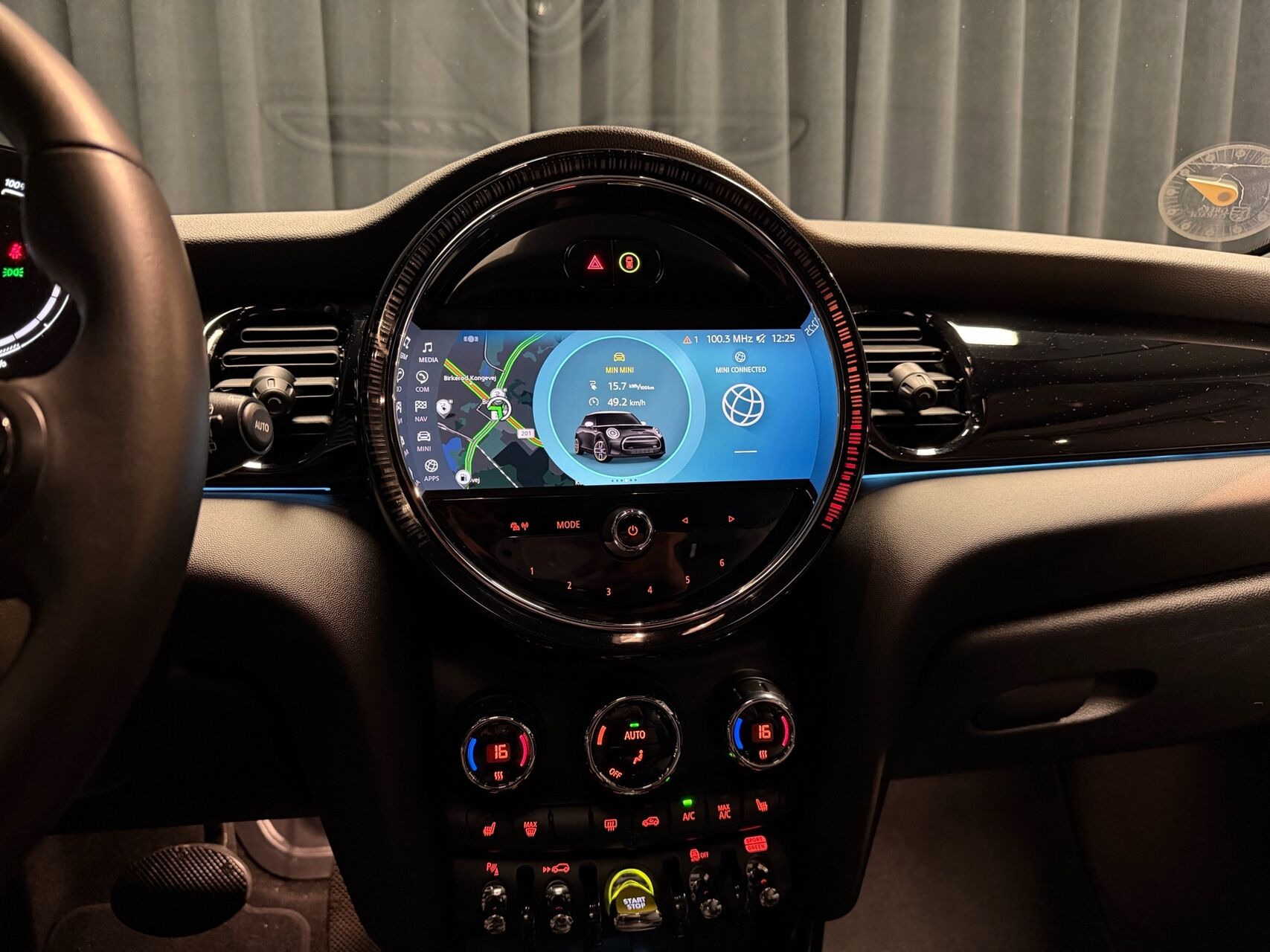 Rød Mini Cooper fra 2023